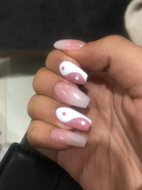 yinf yang style nails pink gradient Hung Yang Nails, Yin Yang Nails Coffin, Nail Ideas Coffin Medium, Nail Designs Coffin Medium, Ying Yang Nails Acrylic, Nail Inspo Coffin Medium, Ying And Yang Nails, Ying Yang Nail Art, Ebony Makeup