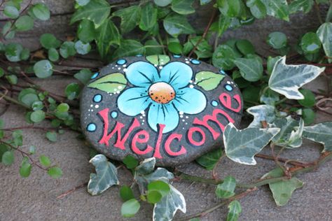 Painted+Welcome+garden+rock+decoration+blue+by+MyPaintedSwan Inspirational Rocks, Garden Rock Art, Rock Flowers, Painted Rock Animals, Stone Art Painting, Painted Rocks Craft, Painted Rocks Diy, Rock Painting Ideas Easy, Rock Painting Patterns