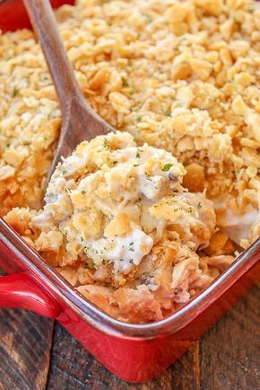 Chicken Casserole - this recipe only has 5 infgredients and is ready in just 30 minutes! It's a favorite for my family and girls night! Crispy Oven Fried Chicken, Chicken Casserole Easy, Cracker Recipes, Chicken And Rice, Leftover Chicken, Tender Chicken, Easy Casserole Recipes, Chicken Recipes Casserole, Poppy Seed