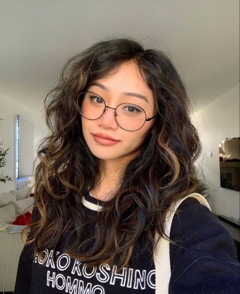 Glasses On Asian Face, Spectacles Round Face, Glases Girl Aesthetic, Hangtw Instagram, Hairstyles That Look Good With Glasses, Glasses On Round Face, Cute Outfits With Glasses, Cute Girls With Glasses Aesthetic, Pretty Asians With Glasses