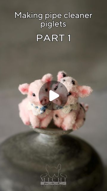 Michi Mux-Miniature clay animals-art toys & jewelry on Instagram: "PART 1: the making of a pipe cleaner piglet!  I had a poll in my stories and you voted to make the video in two parts, anyway, it would not have been possible to share all in one single reel, so, here is the shaping of the piggy and in the next reel, I’ll add nose, eyes, colors and collar.  Materials and tools I used are the same of the poodles project, so, if you want to know more, check my previous reels👍🏼  See you in two days with PART 2  #craftingideas #pipecleaners #piglet #piggy #cutetoys #handcraftedtoys #miniature #pipecleaneranimals #plushies" How To Make Pipe Cleaner Animals, Pipe Cleaner Bear Tutorial, Pipe Cleaner Dog Step By Step, Pipe Cleaner Animals Easy, I See You, Pipe Cleaner Animals Step By Step, Pipecleaner Ideas, Things To Make With Pipe Cleaners, Crafts With Pipe Cleaners