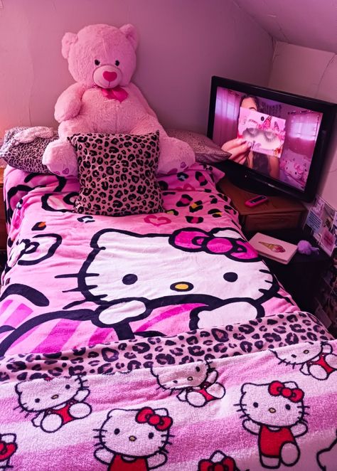 Love Pink Hello Kitty Tapestry, Pink Cheetah Print Room, Hello Kitty Blankets, Leopard Print Room, Cheetah Print Rooms, Cheetah Print Bedroom, Leopard Print Bedding, Mc Bling, Kitty Room