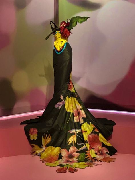 Christian Dior haute couture 1997 by John Galliano Flower Haute Couture, Flower Couture Dress, Tropical Couture, Elegant Costumes, Exhibit Art, Dior Flowers, Flower Couture, Galliano Dior, Stunning Flowers