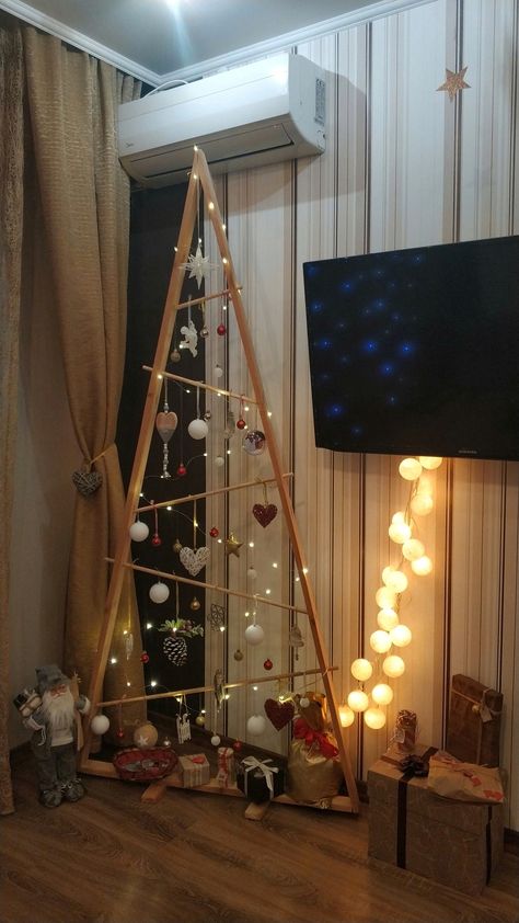 Idea for Christmas tree Christmas Tree No Space, Alternative Tree Ideas, Diy Alternative Christmas Tree, Flat Wooden Christmas Tree, Innovative Christmas Tree, Treeless Christmas Tree, Big Christmas Tree Ideas, Diy Flat Christmas Tree, Space Saving Christmas Tree Ideas