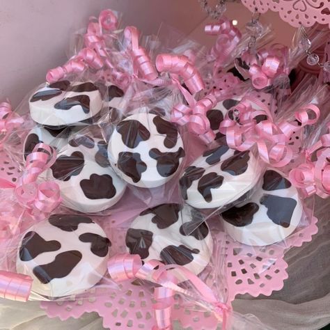 Pink Cow Theme, Cow Party Treats, Baby First Rodeo Party Girl, Pink Cow Themed Birthday Party, Pink Cow Print Baby Shower Ideas, Cow Theme Baby Shower Ideas Girl, Cow Girl Baby Shower Ideas, Cow Print Treats, Baby Shower Cow Theme Girl