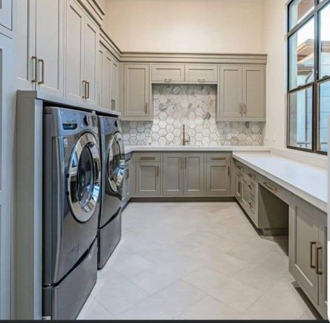 Small Rectangle Laundry Room Layout, Laundry Room With Dog Crate, Mudroom Design Layout, Scullery Laundry Combined, Dream Laundry Room Ideas, Laundry Room With Island, Fancy Laundry Room, Laundry Room Island, Laundry Room Floor Ideas