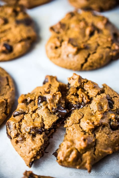 PIN TO SAVE! It sounds strange, but these flourless chickpea peanut butter cookies are super delicious. They're made with chickpeas, peanut butter, and lightly sweetened with maple syrup or agave. They're naturally gluten-free + vegan and a tasty and healthy alternative to regular peanut butter cookies. #theendlessmeal #peanutbuttercookies #cookies #chickpeas #chickpeacookies #chickpeapeanutbuttercookies #refinedsugarfree #healthycookies #easycookies #vegancookies #vegandessert #... Chickpea Peanut Butter, Chick Pea, Gourmet Cookies, Desserts Vegan, Healthy Cookies, Vegan Dessert, Chewy Cookie, Vegan Cookies, Vegan Sweets