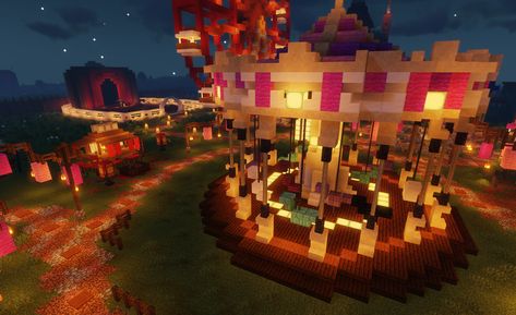 Minecraft Clown Build, Carnival Minecraft Ideas, Circus Minecraft Build, Romantic Minecraft, Carnival Minecraft, Minecraft Theme Park Ideas, Minecraft Circus Tent, Circus Minecraft, Minecraft Carnival Builds