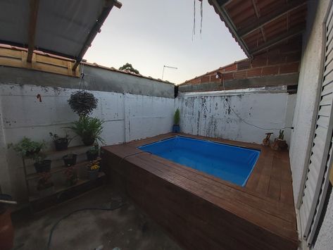 Piscina de plástico com deck feito de madeira de pinus em volta Deck Piscina