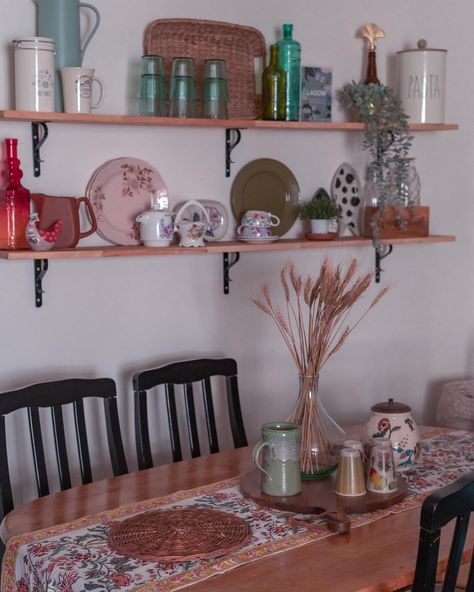 Farmhouse style Dining area, crockery styling on open shelves, makeover to rental dining Shelf Over Dining Table, Open Shelves Styling, Shelves Makeover, Shelves Styling, Dining Room Shelves, Plate Shelves, Narrow Shelves, Farmhouse Shelves, White Shelves