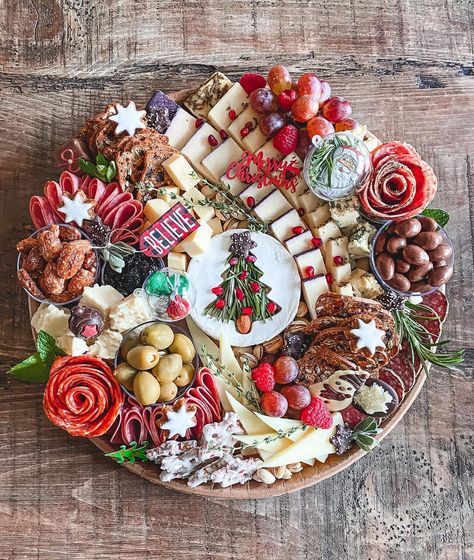 Christmas Brie, Fancy Cheese Board, Christmas Cheese Boards, Christmas Spread, Candy Board, Christmas Meals, Christmas Buffet, Christmas Cheese, Holiday Appetizers Recipes