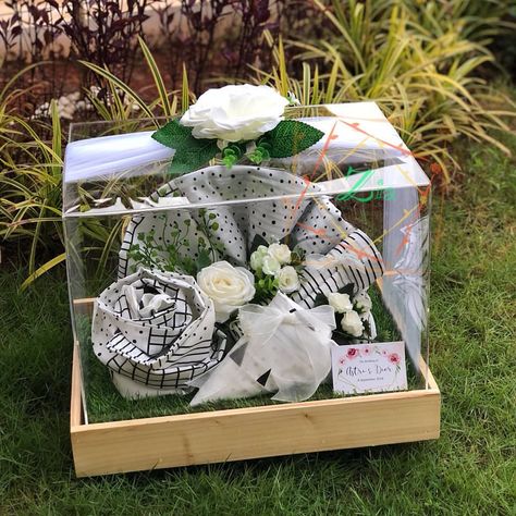 Diy Wedding Gift Box, Dulang Hantaran Ideas, Best Diy Gifts, Kotak Hantaran, Hantaran Pernikahan, Engagement Box, Wedding Shadow Box, Wedding Gift Pack, Rustic Ideas