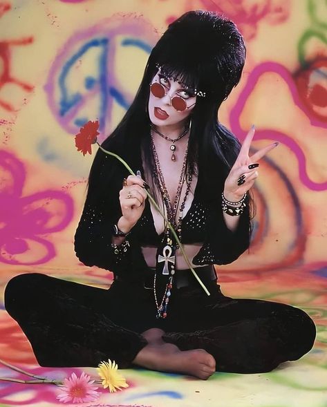 Elvira Cosplay, Cultura Punk, Cassandra Peterson, Elvira Mistress Of The Dark, Goth Subculture, Catty Noir, Ibiza Style, Halloween 3, Scary Monsters