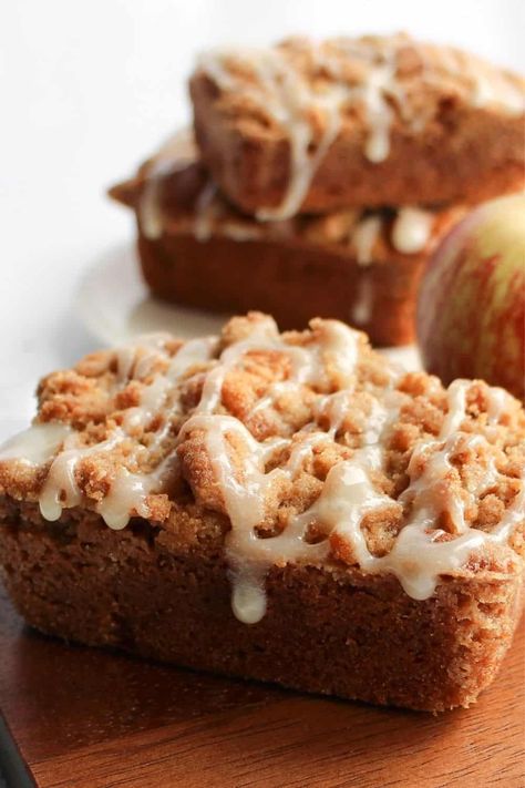 Mini Apple Cake Loaves, Apple Crumble Loaf Cake, Mini Apple Loaf Cakes, Ricotta Loaf Cake, Apple Crumble Loaf, Apple Crumb Cake Recipe, Mini Breads, Loaf Breads, Crumb Cakes