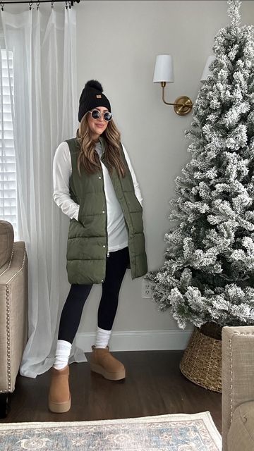 Outfit Ideas With Green Jacket, White Puff Vest Outfit, Olive Green Puffer Vest Outfit, Long Puffer Vest Outfits For Women, Green Puffer Vest Outfit, Neutral Outfits Casual, Long Puffer Vest Outfit, Vests Outfits, Green Vest Outfit