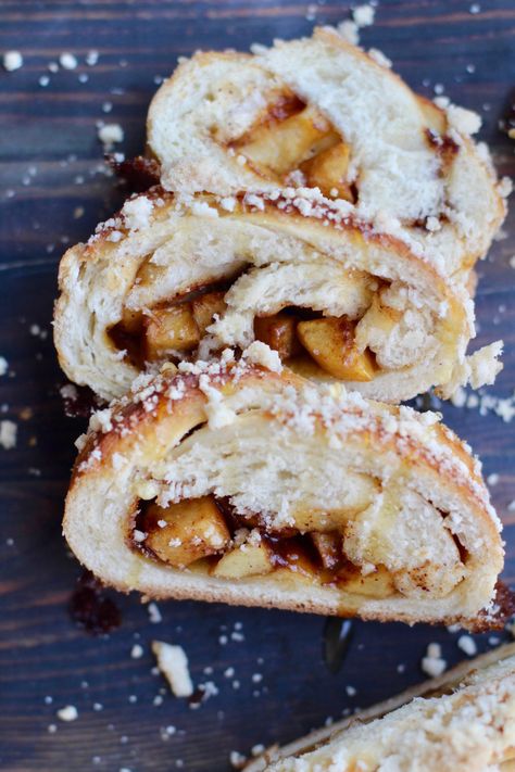 One Hour Cinnamon Apple and Sweet Crumb Challah - Soul&Streusel Apple Challah, Challah Recipe, Apple And Cinnamon, Jewish New Year, Diced Apples, Apple Filling, Cinnamon Apple, Crumb Topping, Easiest Apples