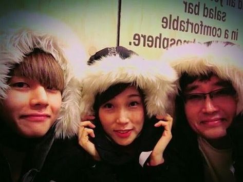 Taehyung with his parents Bts Predebut, V Bts Wallpaper, Master Chef, About Bts, Fan Fiction, Daegu, V Taehyung, Taekwondo, Bts Bangtan Boy