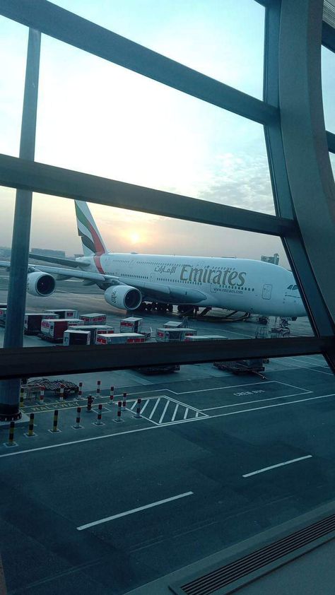 Dubai Airport Aesthetic, Travel Aeroplane, Emirates Aesthetic, Travel Video Ideas, Pilot Career, Emirates Flights, Emirates Cabin Crew, Airplane Window View, Dubai International Airport