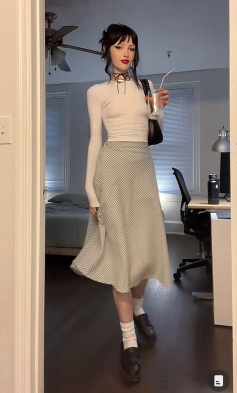 Bayonetta Fashion Aesthetic, Modern 50s Outfits, Office Wear Women Skirt, Hyper Feminine Style, Twee Office Outfit, Crochet Work Outfit, Chic Conservative Outfits, Bayonetta Style Outfits, Bayonetta Core Outfits