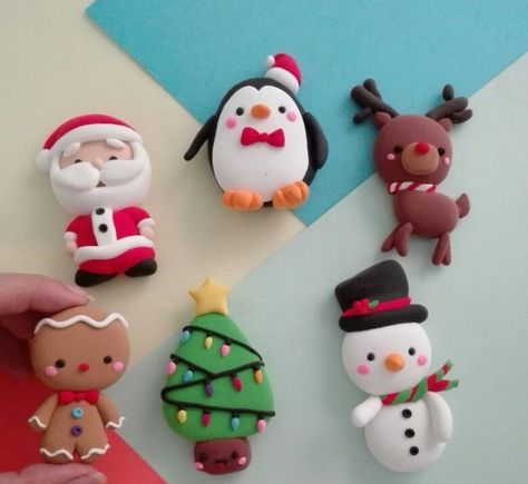 Mini Clay Art Christmas, Easy Christmas Clay Ideas, Fimo Christmas Decorations, Clay Ideas Christmas, Polymer Clay Christmas Ornaments Diy, Clay Crafts Christmas, Salt Dough Ideas, Christmas Clay Ideas, Xmas Clay