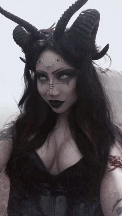 Lilith Makeup Halloween, Lilith Costume Halloween, Fallen Angel Costume Ideas, Demon Halloween Costume, Halloween Fantasia, Demon Makeup, Dark Costumes, Demon Costume, Halloween Gesicht