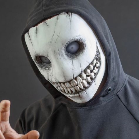 New creepy smiley mask. #mask #helloween #cosplay #ukrainecosplay Scary Halloween Ideas Costumes, Masks Aesthetic, Smiley Mask, Spirit Masks, Mask Monster, Oc Cosplay, Scary Masks, Boys Cut, Sick Drawings