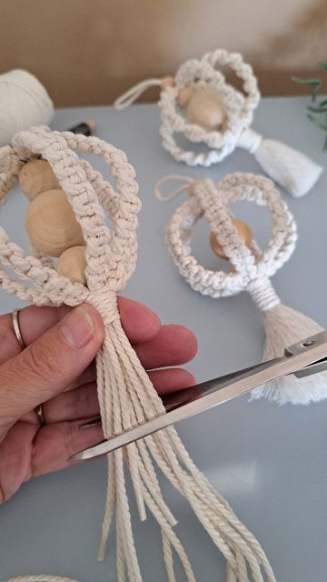 Macrame Christmas Bulbs, Macrame Christmas Garland Tutorial, Christmas Balls Diy, Paper Roll Crafts Diy, Macrame Plant Hanger Patterns, Diy Boho Decor, Crochet Ball, Macrame Knots Pattern, Rope Crafts