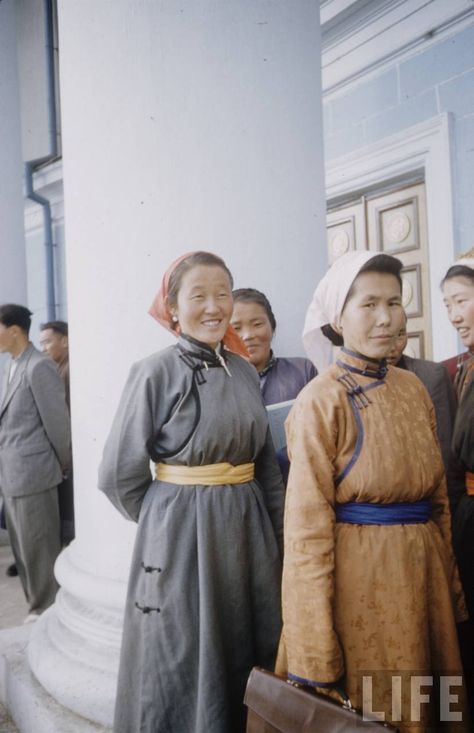 Mongolian women in traditional clothing during the early 90's Mongolia Clothes, Traditional Mongolian Clothing, Women In Traditional Clothing, Mongolian Traditional Clothing, Mongolian History, Mongolian Clothing, Modern Costumes, Culture Clothing, Chinese Traditional Clothing