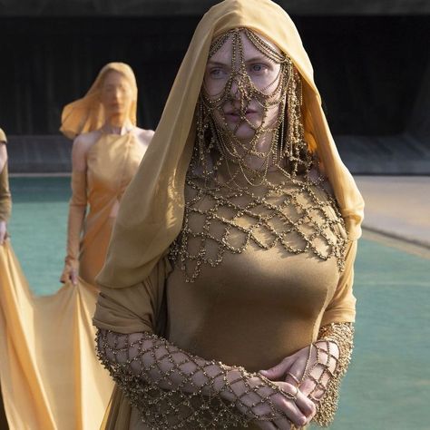 Rebecca Ferguson Fan on Instagram: “Rebecca Ferguson as Lady Jessica - Dune (2021) Costumes by Jacqueline West” Lady Jessica Dune, Jessica Dune, Glitter Cake Pops, Lady Jessica, Dune 2021, Bene Gesserit, Rebecca Ferguson, Dreamy Wedding, Backyard Wedding