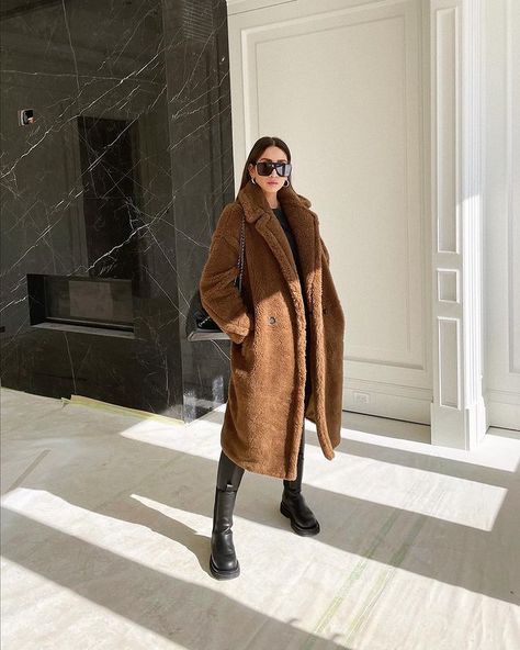 Niki Sky (@nikiskyyy) • Instagram photos and videos Fleece Coat Outfit, Camel Jacket Outfit, Brown Fur Coat Outfit, Fluffy Jacket Outfit, Camel Winter Coat, Layered Winter Outfits, Teddy Coat Outfit, Fur Jacket Outfit, Brown Fur Coat