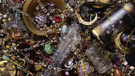 The Museum of London’s Extraordinary Cheapside Hoard | Gems & Gemology Tudor Dynasty, Tudor Era, Tudor History, London Museums, Historical Jewellery, English History, Royal Jewels, Interesting History, British History