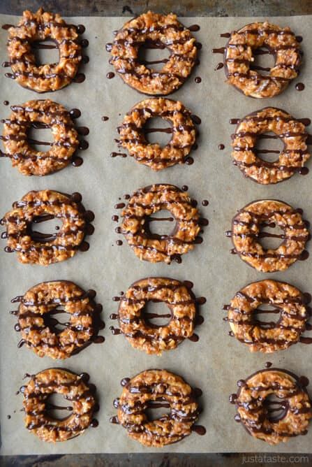 Bake up a homemade take on the iconic Samoas Girl Scout cookies with this DIY recipe. Homemade Samoas, Samoa Cookies, Slow Cooker Desserts, Girl Scout Cookies, Cat Recipes, Köstliche Desserts, Yummy Sweets, How Sweet Eats, Eat Dessert