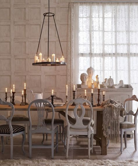 Eye For Design: Decorating With Mismatched Dining Room Chairs Mismatched Dining Room, Painted Chairs Dining Room, Mixed Dining Chairs, Mismatched Dining Chairs, Mismatched Chairs, Woven Dining Chairs, Vibeke Design, Candle Chandelier, Style Deco