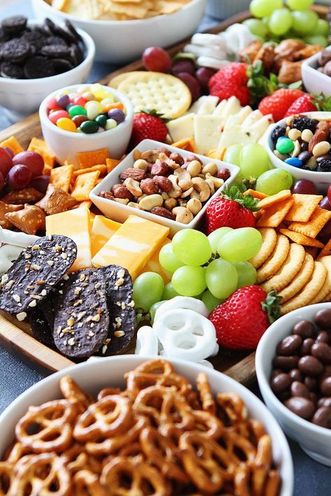 Sweet and Salty Snack Board-the perfect party food for easy entertaining. You will love the mix of sweet and salty snacks for game day or any party! #snacks #gameday Sweet Snacks Easy, Game Night Food, Salty Sweet Snacks, Party Snacks Easy, Appetizers For Kids, Healthy Sweet Snacks, Party Snack Food, Snack Board, Night Food