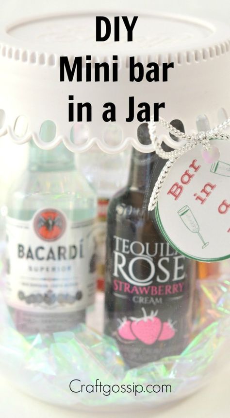 This mini bar in a jar tutorial makes a wonderful DIY gift. These Minibar mason jars are perfect for Groomsmen and bridesmaids too. Use them as little honeymoon gifts or place them on the Br… Mini Bar In A Jar Gift, Diy Mini Bar, Mini Bar In A Jar, Bar In A Jar, Mason Jar Cocktail Gifts, Kersfees Idees, Diy Birthday Gifts For Dad, Mason Jar Cocktails, Mini Alcohol Bottles