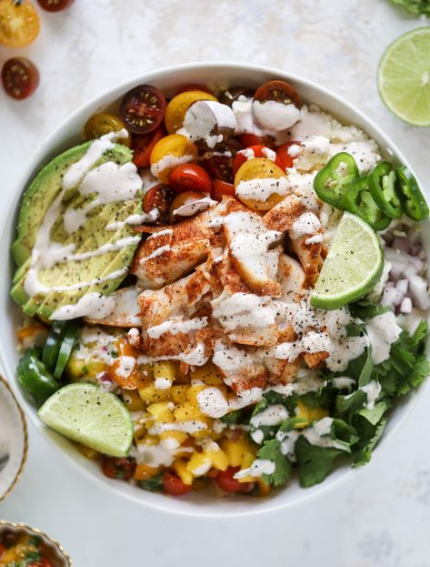 These fish taco bowls are an amazing weeknight meal idea! Napa cabbage for the base, a homemade chipotle crema, avocado, mango pico de gallo, spicy broiled white fish and lots of lime. Major flavor explosion and so easy too! I howsweeteats.com #fish #taco #bowls #spicy #healthy #dinner Mango Pico, Spicy Fish Tacos, Chipotle Crema, Homemade Chipotle, Fish Taco, Taco Bowls, Fish Salad, Healthy Tacos, Salad Pasta