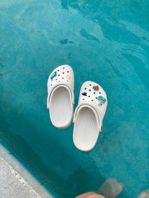 Preppy Crocs Aesthetic, Crocs Jibbitz Ideas Beach, Preppy Croc Gibbets, Croc Jibbitz Ideas White Crocs, White Crocs Jibbitz Aesthetic, Preppy Outfits With Crocs, Preppy Croc Jibbitz, Crocs Astethic, Preppy Jibbitz