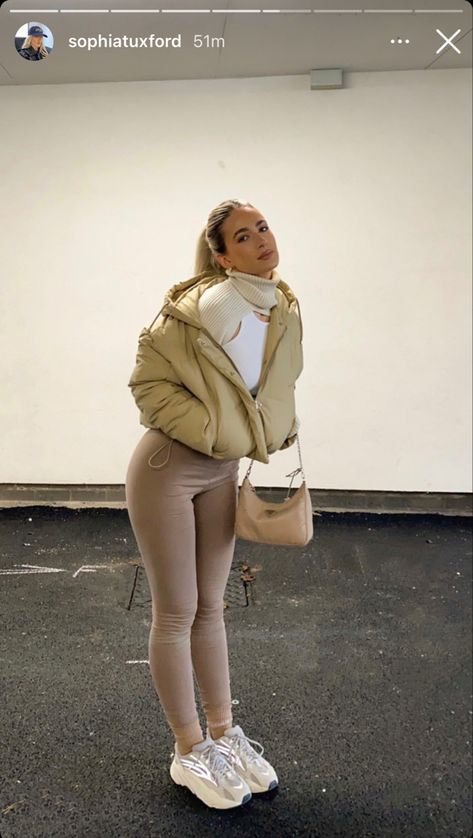 Buffer Jacket Outfit Women, Buffer Jacket Outfit, Buffer Jacket, Yeezy Fits, Sophia Tuxford, Jacket Outfit Women, Simple Fall Outfits, Daily Fashion Inspiration, Casual Wear Dress