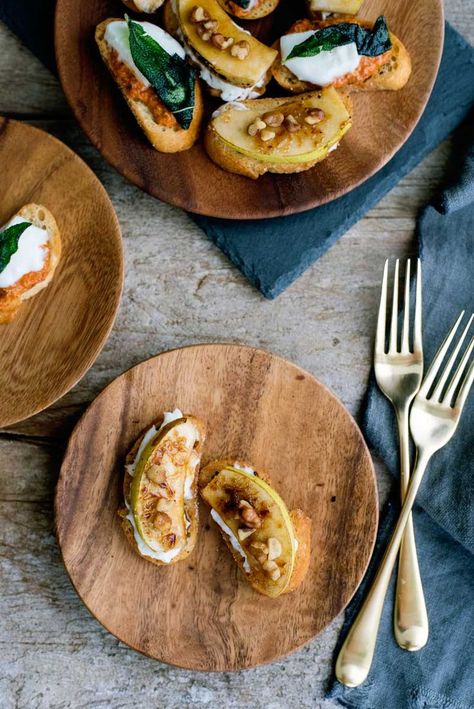 Fancy Crostini Recipe - DELICIOUS Bruleed Pear Burrata Crostini Appetizer! Fancy Crostini, Burrata Crostini, Crostini Appetizer, Tiny Bites, Crostini Recipe, Girls Dinner, Crostini Appetizers, Fancy Appetizers, Crostini Recipes