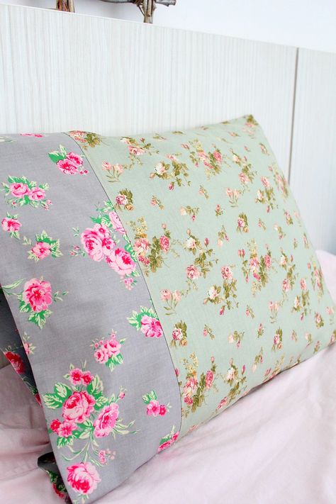 Easy Pillowcase Tutorial Embroidered Pillowcases Pattern, Pillowcase Sewing Pattern, Make Pillow Cases, Simple Pillowcase, Sew Can She, Patchwork Pillowcase, Pillowcase Sewing, Easy Pillowcase, Pillow Case Pattern