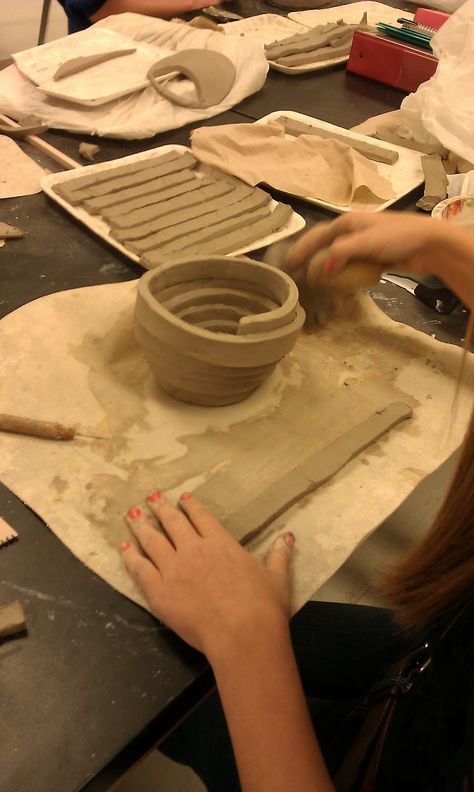 Slab wrap vases. Coil building with slabs cut into coils. Score and slip to join. Coiled Vessels, Coil Vessels, Coil Pot, Working With Clay, Coil Pottery, Pot Art, Coil Pots, Hand Building, Pottery Handbuilding