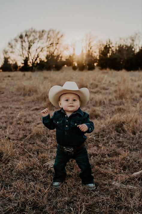 First Birthday Cowboy Pictures, One Year Old Western Photoshoot, Western 1 Year Pictures, Cowboy 1st Birthday Photoshoot, First Rodeo Birthday Photoshoot, My First Rodeo Birthday Photoshoot, Western First Birthday Photoshoot, Western 1st Birthday Photoshoot, First Rodeo Photoshoot