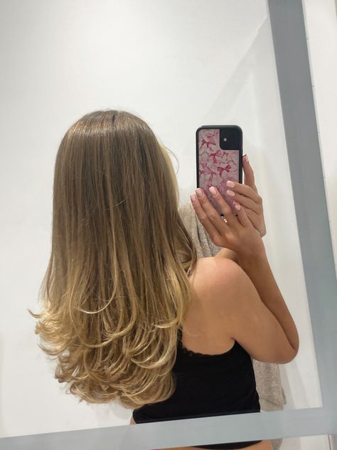 Bouncy blow dried blonde hair lots of laters 90’s style highlights Outwards Blowdry, Inward Blowdry, Bouncy Blow Dry Long Hair, Bouncy Blow Dry Long, Flicky Blow Dry, Straight Hair Blow Dry, Blow Outfit Hair Long, 90s Blonde Hair, Blow Outfit Hair