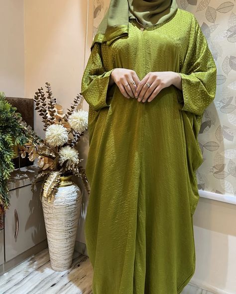 *Made in uae 🇦🇪* Front and back Daimond work kaftan cap abaya. (Front open) (with matching hijab) MATERIAL:- VELVET SATIN FABRIC (QUALITY GUARANTEED) Size:- 54, 56 Rate 3300 *Ready to Dispatch* *FREE SHIPPING IN INDIA🇮🇳* *World wide shipping available 🌏* *(NOTE:- WHITE INNER USE ONLY FOR MODLING)* Hijab Material, Satin Fabric, Front Open, Velvet, Satin, India, Free Shipping, Fabric, White