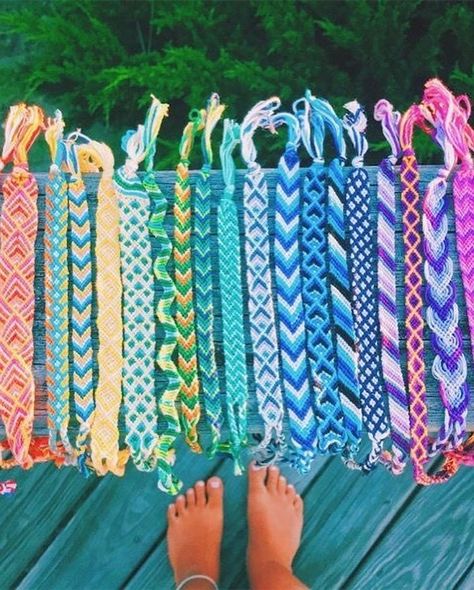 Friendship bracelets Friendship Bracelet Palette, Cute String Bracelets, Thread Bracelets Patterns, Vsco Bracelets, Cute Friendship Bracelets, Yarn Bracelets, Bracelet Inspo, String Bracelets, Embroidery Bracelets