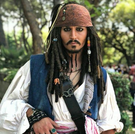 Johnny Deep Pirate Captain Jack, Jack Sparrow Cosplay, Pirate Ship Art, John Depp, Johnny Depp Characters, Barnabas Collins, The Black Pearl, Gellert Grindelwald, Johnny Depp Pictures