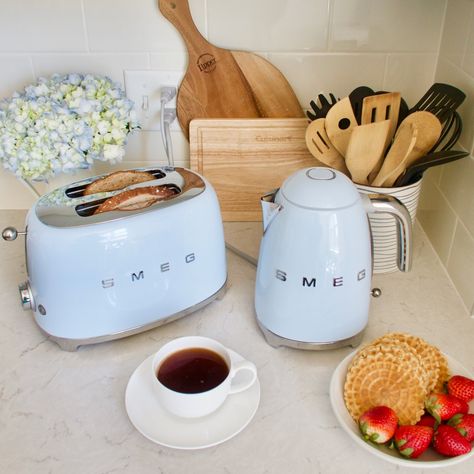 Smeg Kettle, Kitchenaid Artisan Mixer, Retro Kitchen Appliances, Smeg Kitchen, Smeg Appliances, Neutral Kitchen, Farmhouse Kitchen Cabinets, Smitten Kitchen, Cute Kitchen