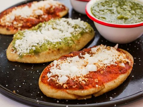 Aprende a preparar las mejores salsas picantes, verde y roja para tlacoyos y antojitos mexicanos, ¡te encantarán! Mexican Snacks, How To Cook Corn, Mexican Street Food, Salsa Dip, Deli Food, Mexican Street, Mexican Food Recipes Authentic, Salsa Verde, Refried Beans