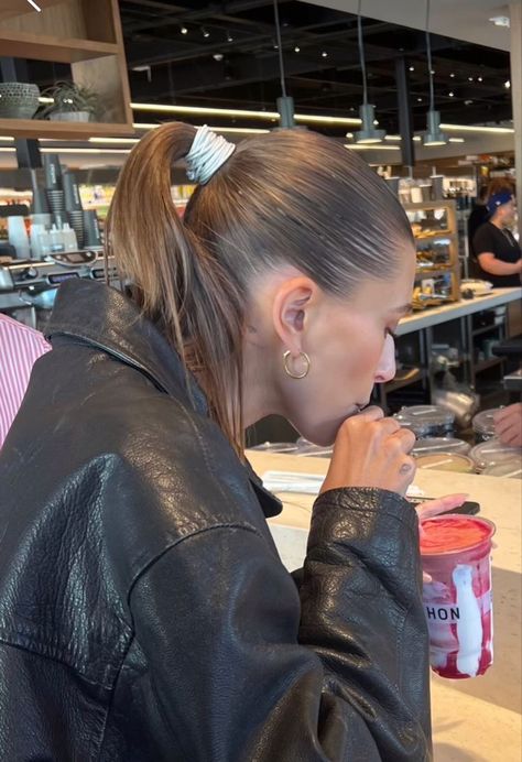 Hailey Bieber Smoothie, Erewhon Smoothie, Smoothie At Home, Hayley Bieber, Hairstyles For All Hair Types, Hailey Bieber Style, Marianna Hewitt, Hailey Baldwin Style, Sleek Bun