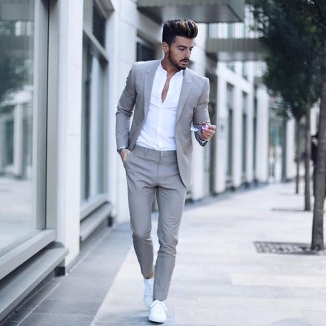 Men, What To Wear To A Wedding In This Summer 22  #men #outfits #UrbanMenOutfits #menfashion #menswear #mensguides #stylish #trendy #suits #streetstyle #wedding Beach Wedding Suits, Suits Men Business, Trendy Mens Fashion, Wedding Suits Groom, Dress Suits For Men, Slim Suit, Grey Suit, Smart Business, Street Smart